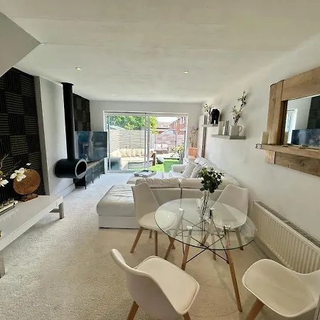Fantastic 2-Bed House With Parking - Hosted By Hutch Lifestyle Villa Leamington Spa Exterior photo