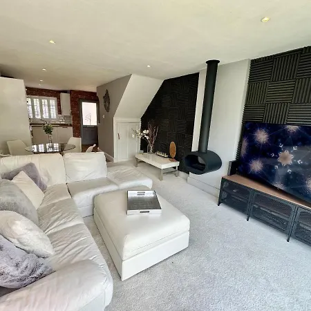 Fantastic 2-Bed House With Parking - Hosted By Hutch Lifestyle Villa Leamington Spa Exterior photo