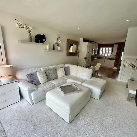 Fantastic 2-Bed House With Parking - Hosted By Hutch Lifestyle Villa Leamington Spa Exterior photo