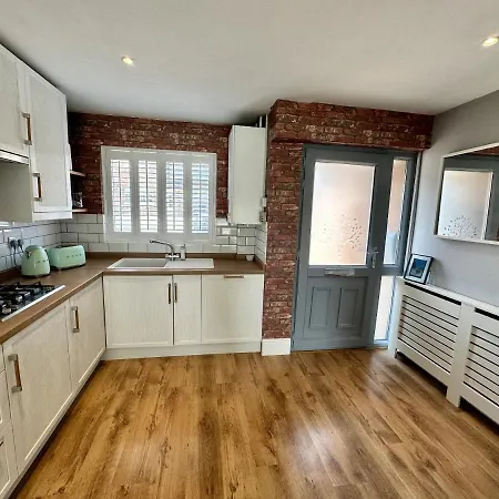 Fantastic 2-Bed House With Parking - Hosted By Hutch Lifestyle Villa Leamington Spa Exterior photo