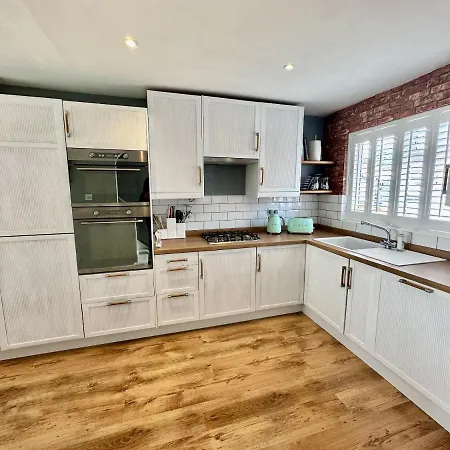 Fantastic 2-Bed House With Parking - Hosted By Hutch Lifestyle Villa Leamington Spa Exterior photo