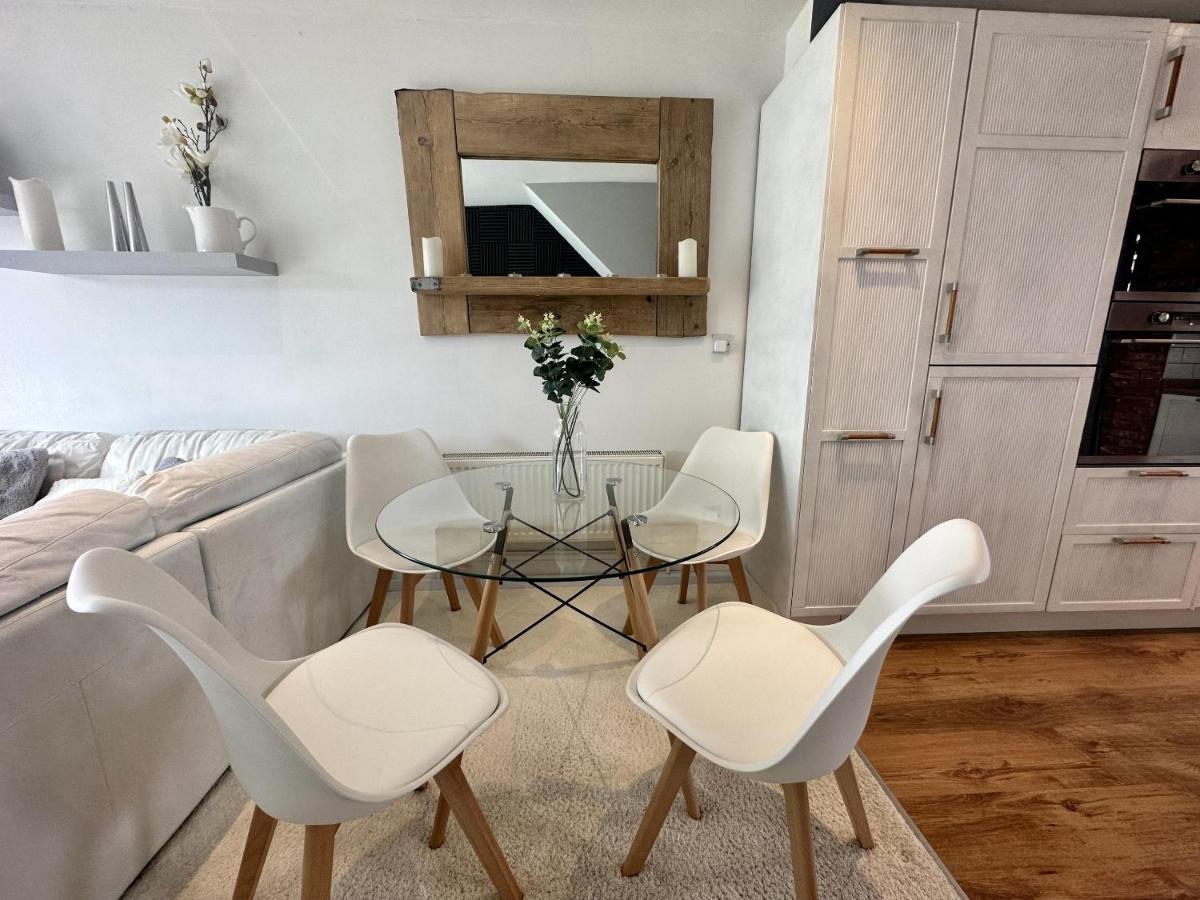 Fantastic 2-bed House With Parking - Hosted By Hutch Lifestyle Сasa de vacaciones