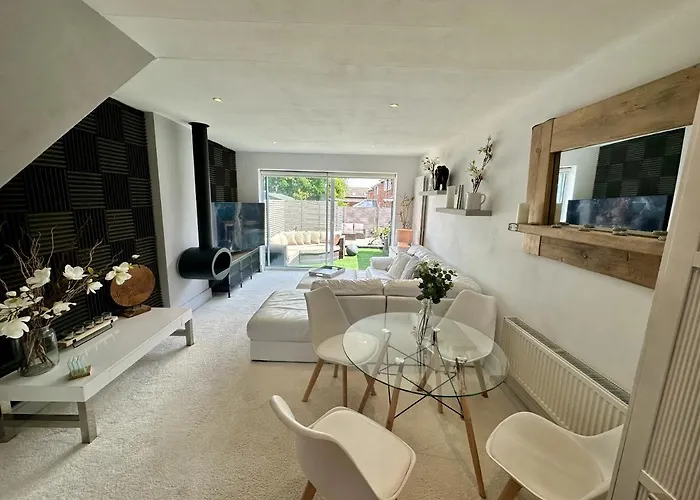 Fantastic 2-Bed House With Parking - Hosted By Hutch Lifestyle