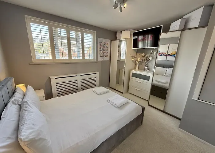 Fantastic 2-Bed House With Parking - Hosted By Hutch Lifestyle