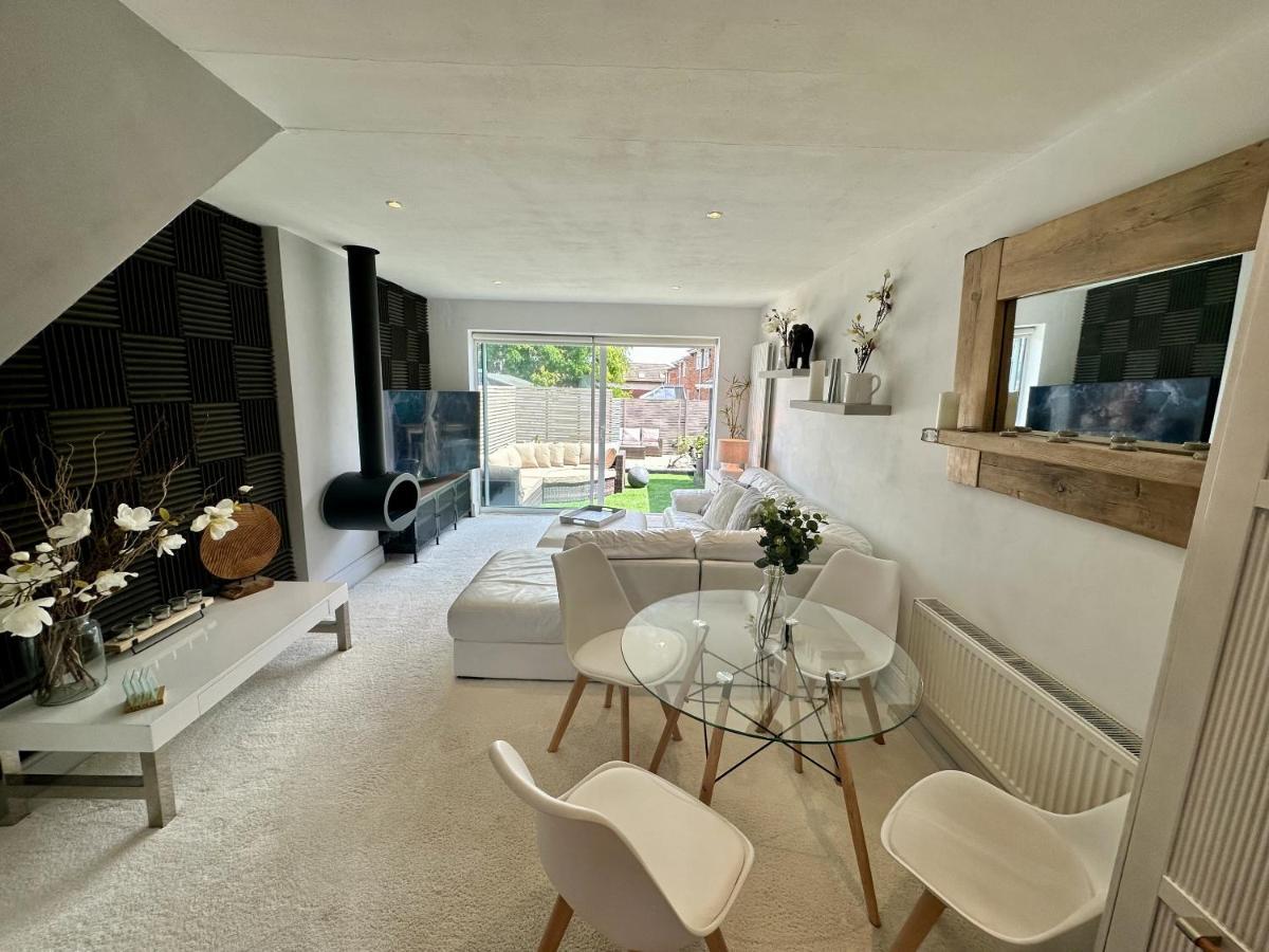 Fantastic 2-bed House With Parking - Hosted By Hutch Lifestyle * Leamington Spa