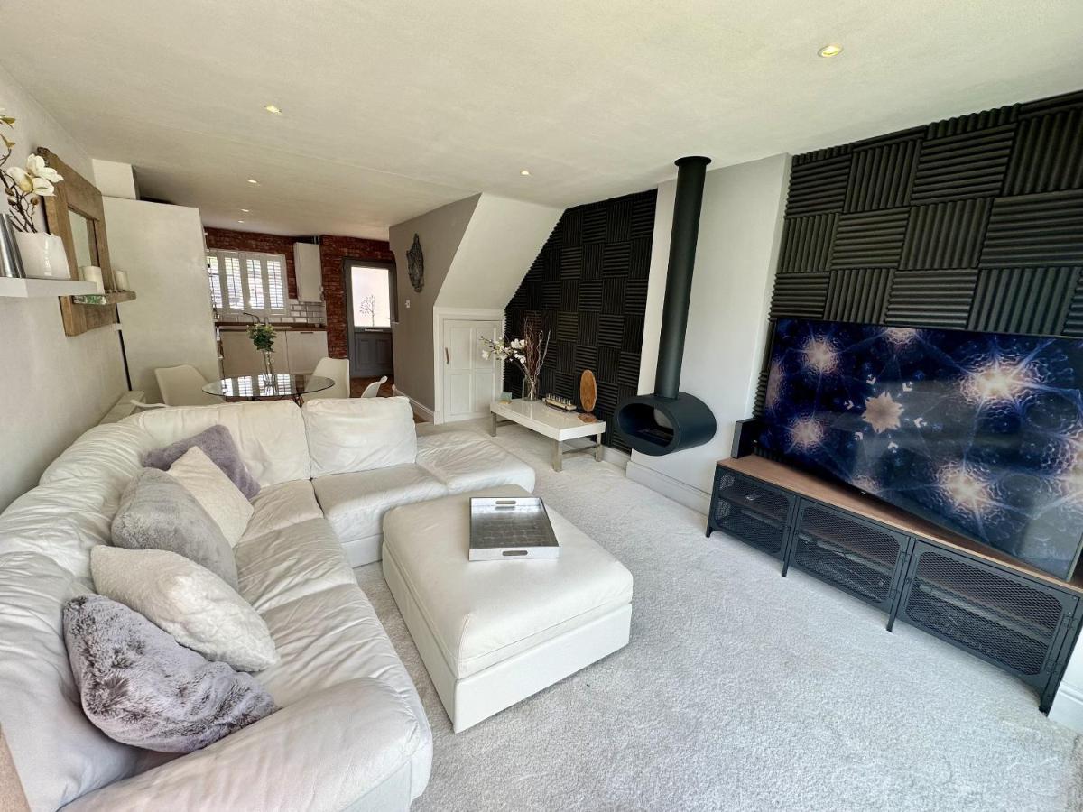 Fantastic 2-bed House With Parking - Hosted By Hutch Lifestyle Holiday home
