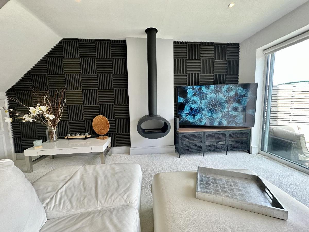 Fantastic 2-bed House With Parking - Hosted By Hutch Lifestyle