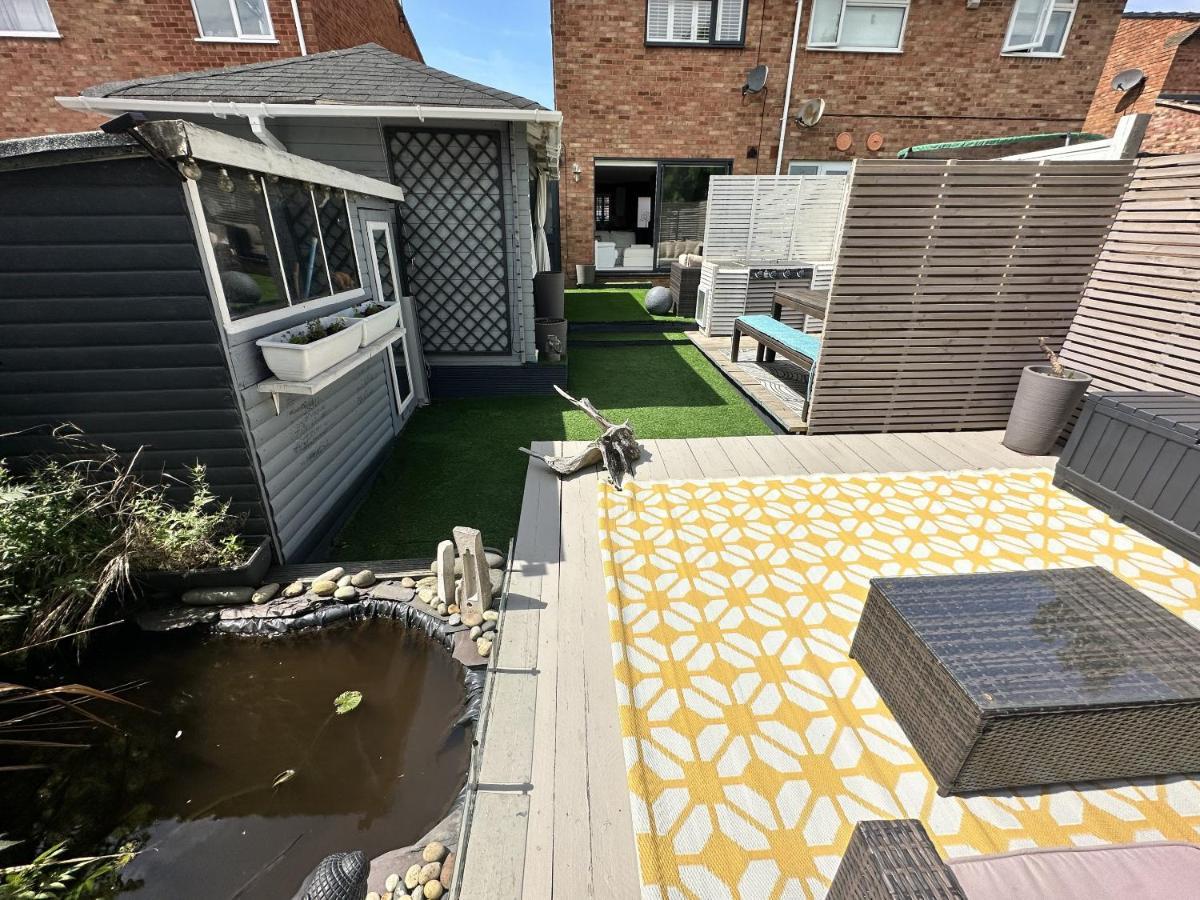 Fantastic 2-bed House With Parking - Hosted By Hutch Lifestyle Holiday home *