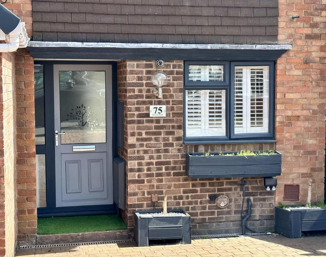 Fantastic 2-bed House With Parking - Hosted By Hutch Lifestyle Holiday home Leamington Spa