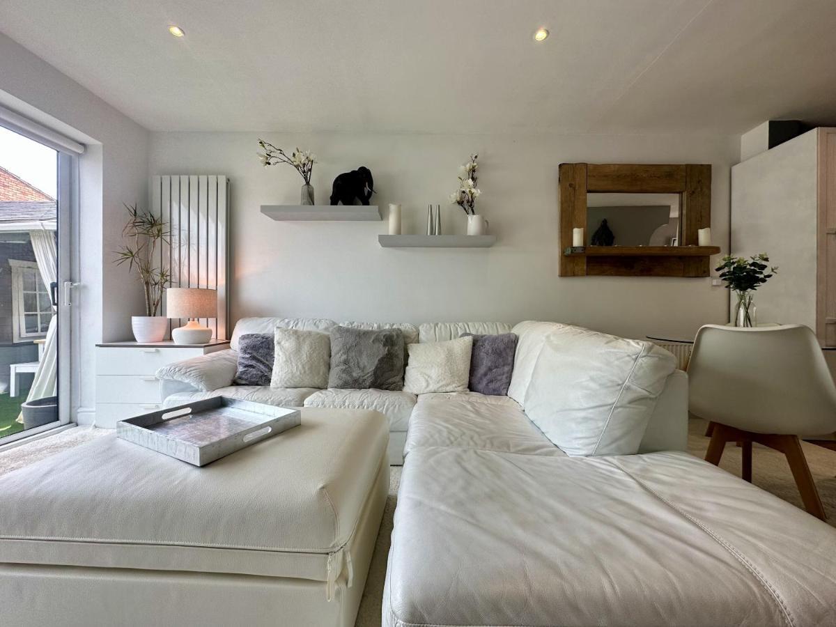 Fantastic 2-bed House With Parking - Hosted By Hutch Lifestyle * Leamington Spa