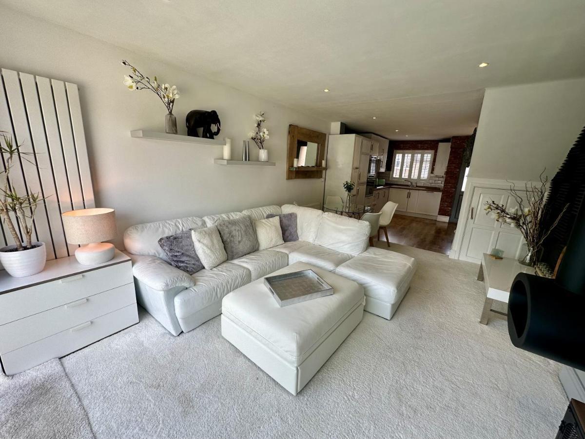 Fantastic 2-bed House With Parking - Hosted By Hutch Lifestyle Holiday home
