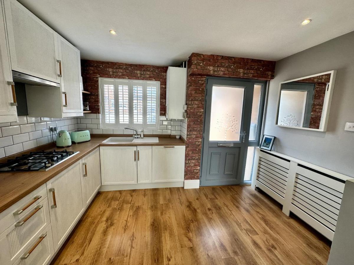 Holiday home Fantastic 2-bed House With Parking - Hosted By Hutch Lifestyle