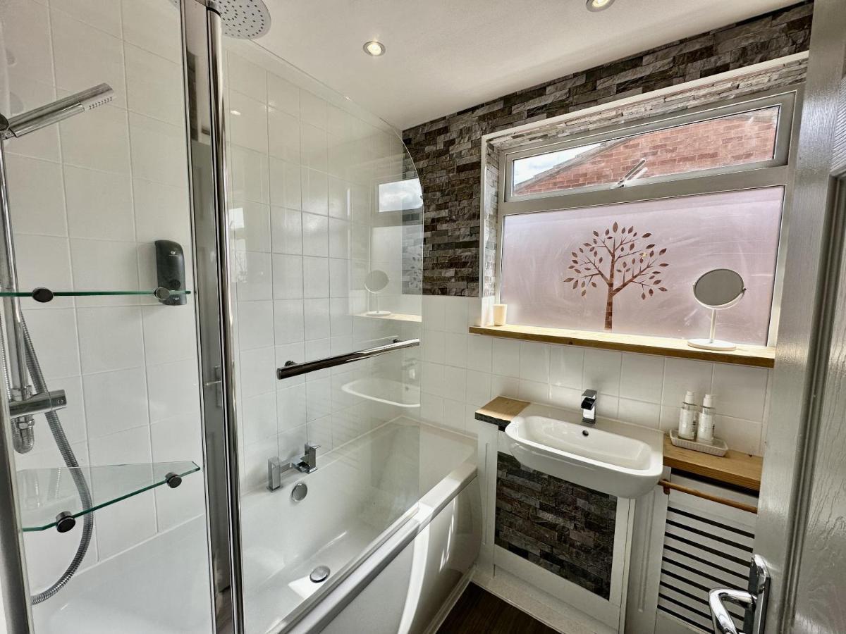 Holiday home Fantastic 2-bed House With Parking - Hosted By Hutch Lifestyle Leamington Spa