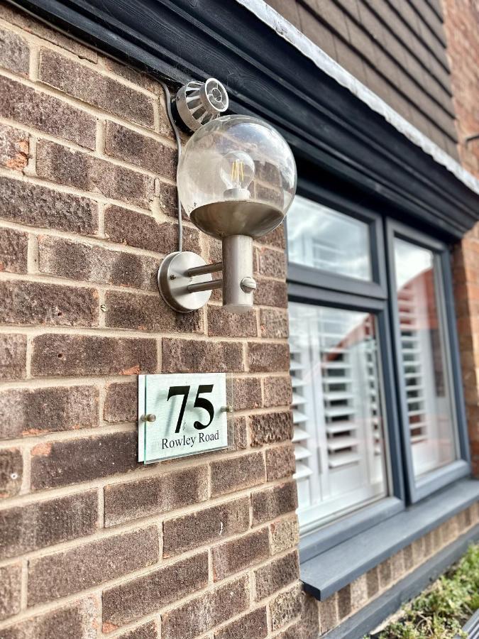 Fantastic 2-bed House With Parking - Hosted By Hutch Lifestyle *