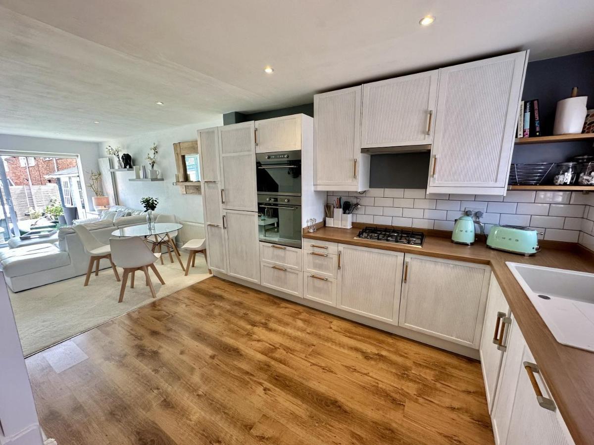 Fantastic 2-bed House With Parking - Hosted By Hutch Lifestyle Holiday home