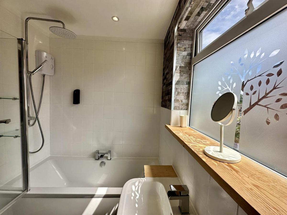 Holiday home Fantastic 2-bed House With Parking - Hosted By Hutch Lifestyle *