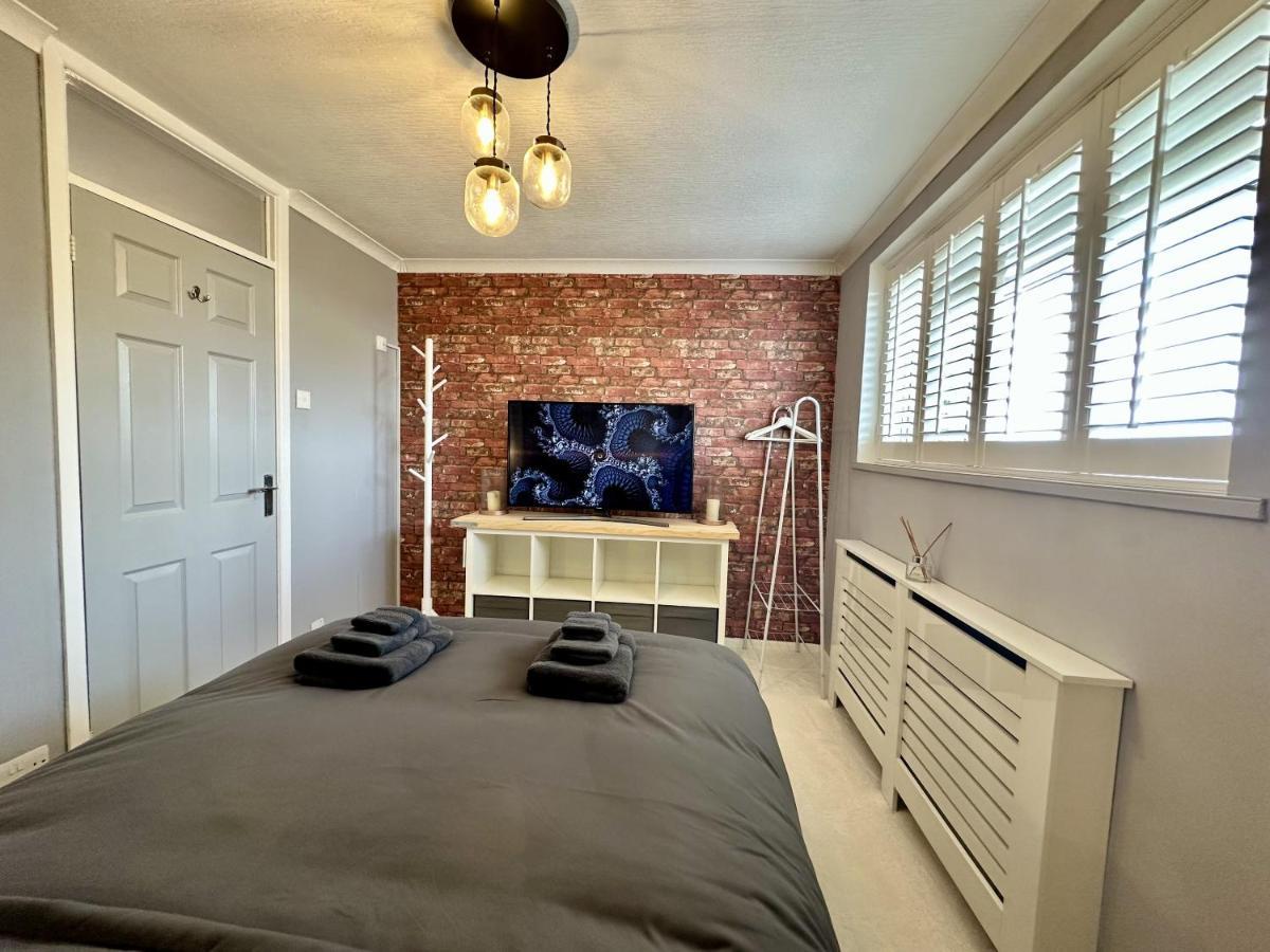 Fantastic 2-bed House With Parking - Hosted By Hutch Lifestyle