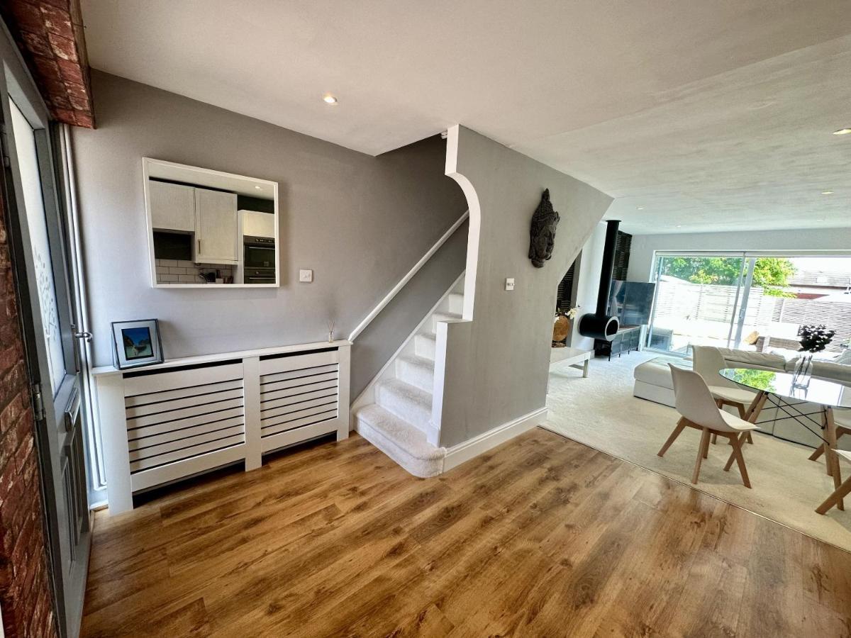 Holiday home Fantastic 2-bed House With Parking - Hosted By Hutch Lifestyle *