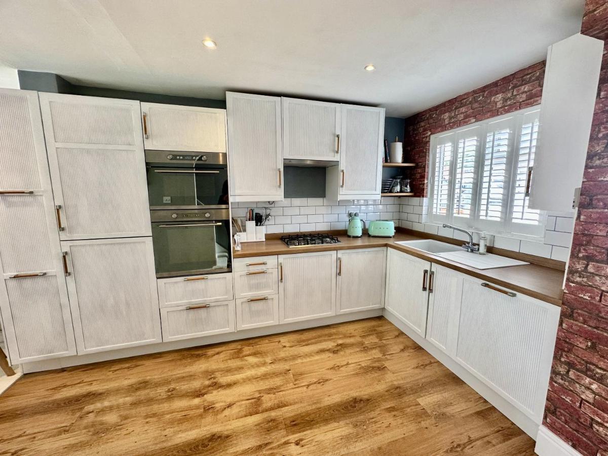 Fantastic 2-bed House With Parking - Hosted By Hutch Lifestyle * Leamington Spa