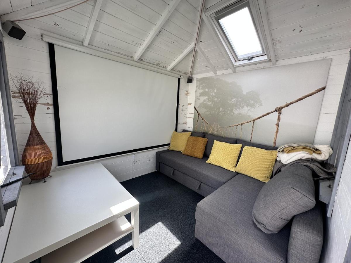 Fantastic 2-bed House With Parking - Hosted By Hutch Lifestyle Holiday home *