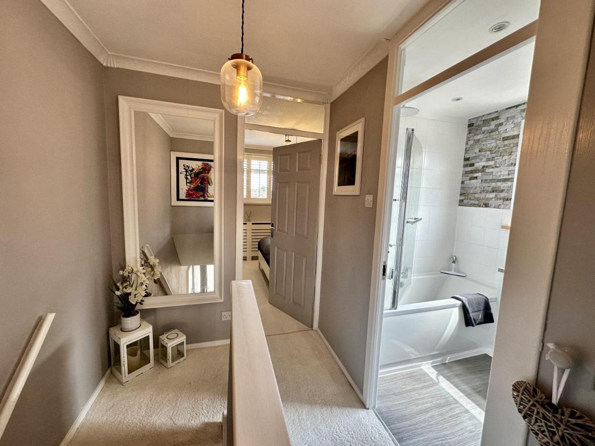Fantastic 2-bed House With Parking - Hosted By Hutch Lifestyle Holiday home Leamington Spa