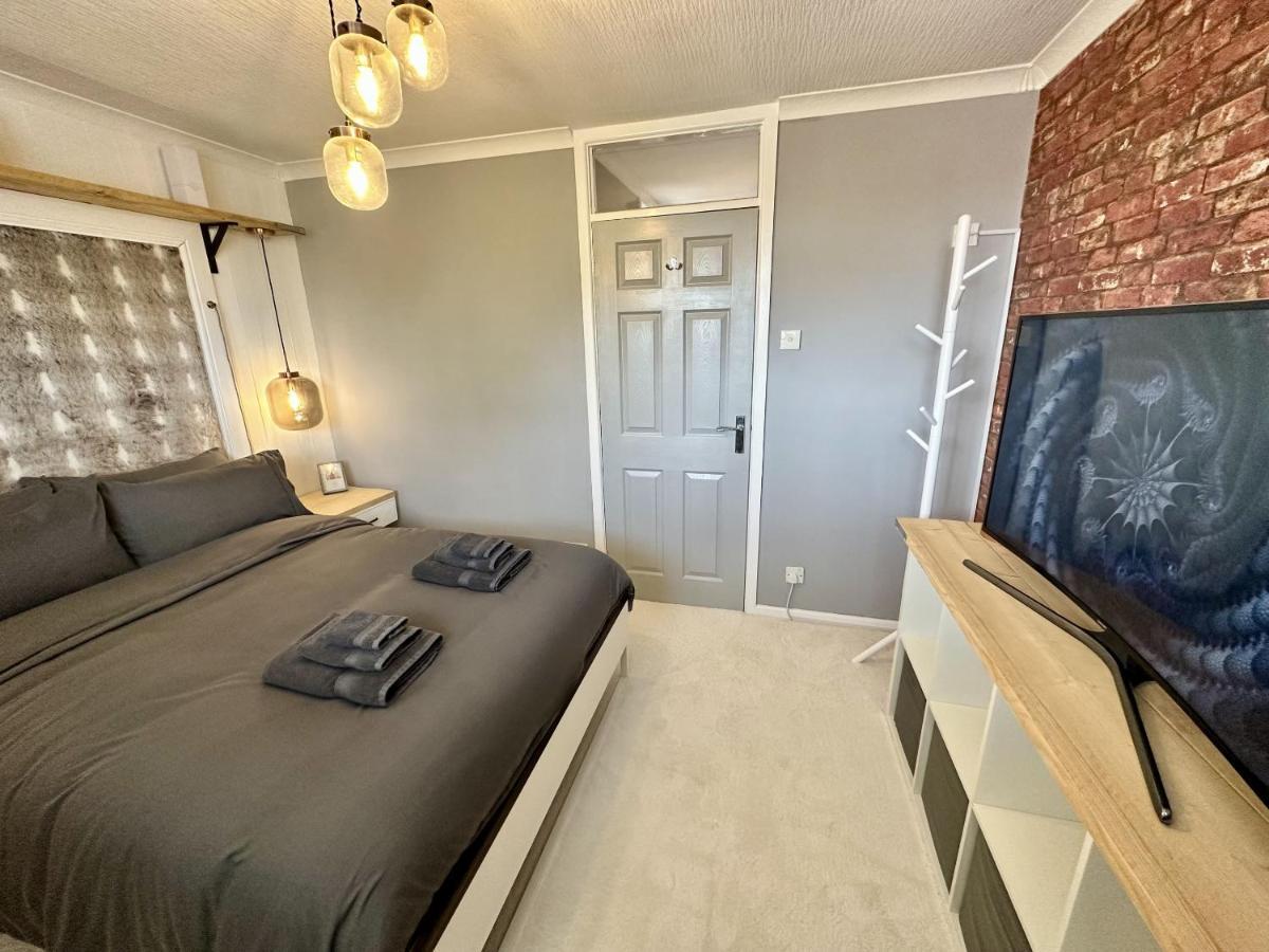 Fantastic 2-bed House With Parking - Hosted By Hutch Lifestyle Holiday home