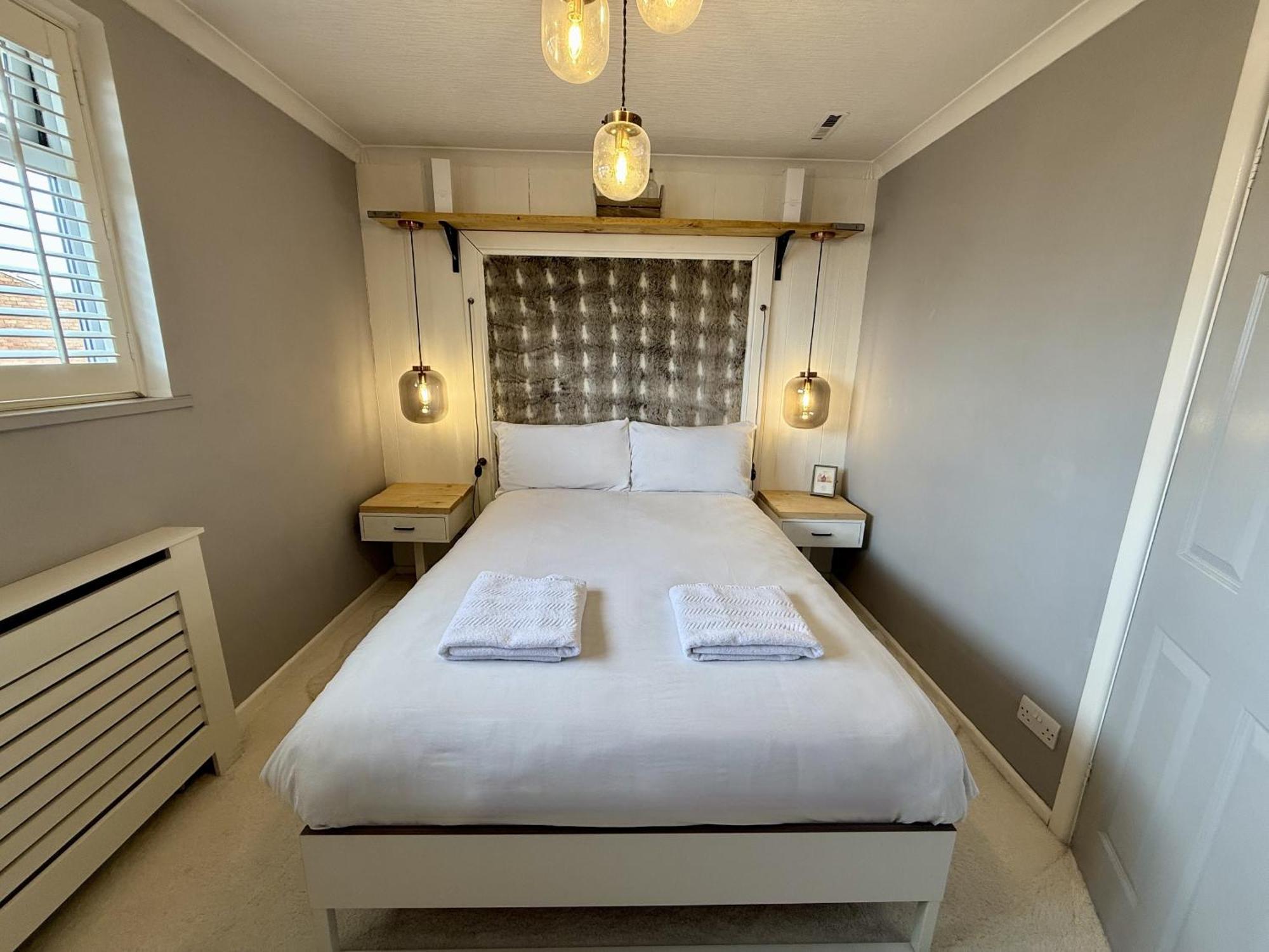 Fantastic 2-bed House With Parking - Hosted By Hutch Lifestyle
