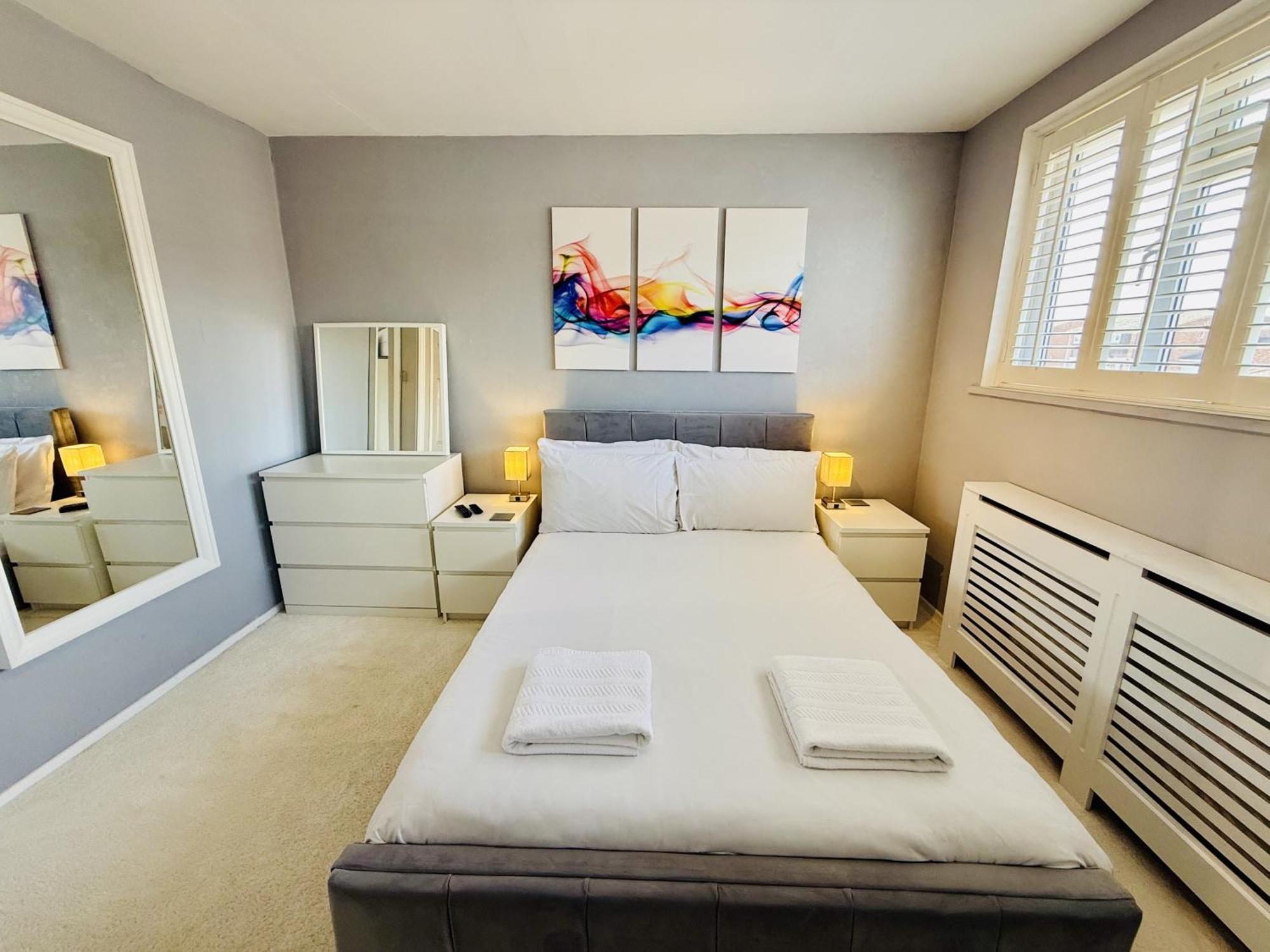 Fantastic 2-bed House With Parking - Hosted By Hutch Lifestyle Holiday home Leamington Spa